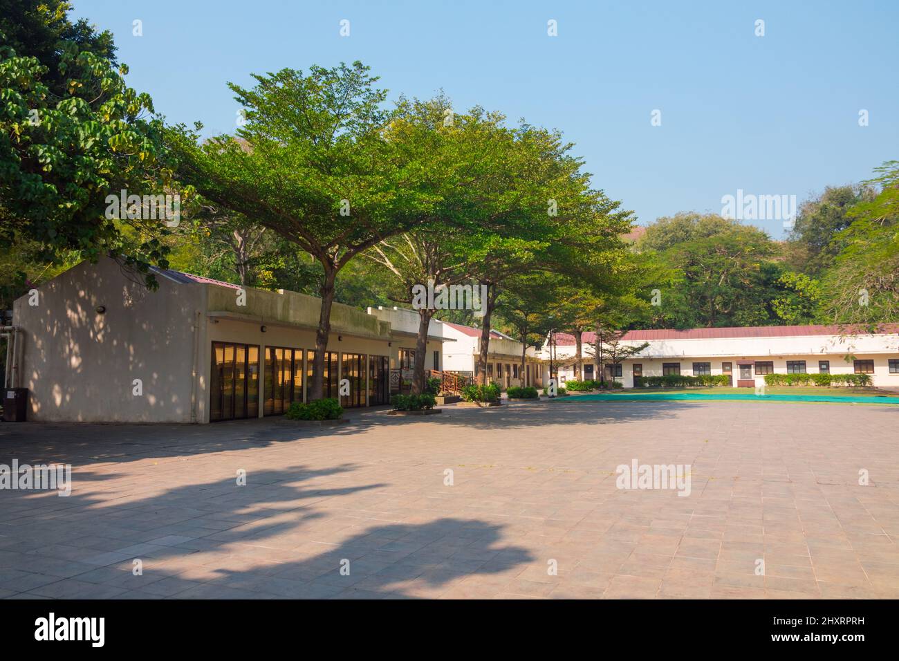 Entrée du centre culturel Shaolin Wushu de Hong Kong, Tai O, Chine. Magnifique spot d'arts martiaux. Vide, personne ne s'entraîne. Entouré d'arbres Banque D'Images