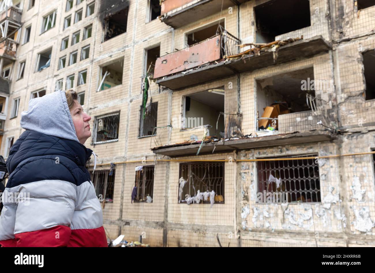 Kiev, Ukraine. 14th mars 2022. Un résident regarde le bâtiment résidentiel gravement endommagé qui a été frappé par une coquille russe. Les forces russes poursuivent leur invasion à grande échelle en Ukraine. Jusqu'à présent, leur offensive a fait fuir jusqu'à 2 millions de personnes, suscitant des critiques et des protestations de la part de gens du monde entier. Crédit : SOPA Images Limited/Alamy Live News Banque D'Images