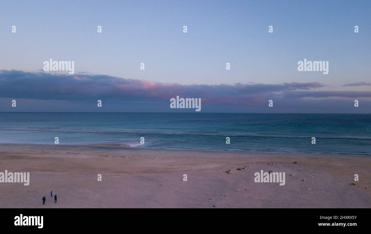 Coucher de soleil sur la plage avec skt et océan bleu en arrière-plan vu d'en haut. Concept de beau paysage de côte et les gens qui se mordu sur le sable. Banque D'Images
