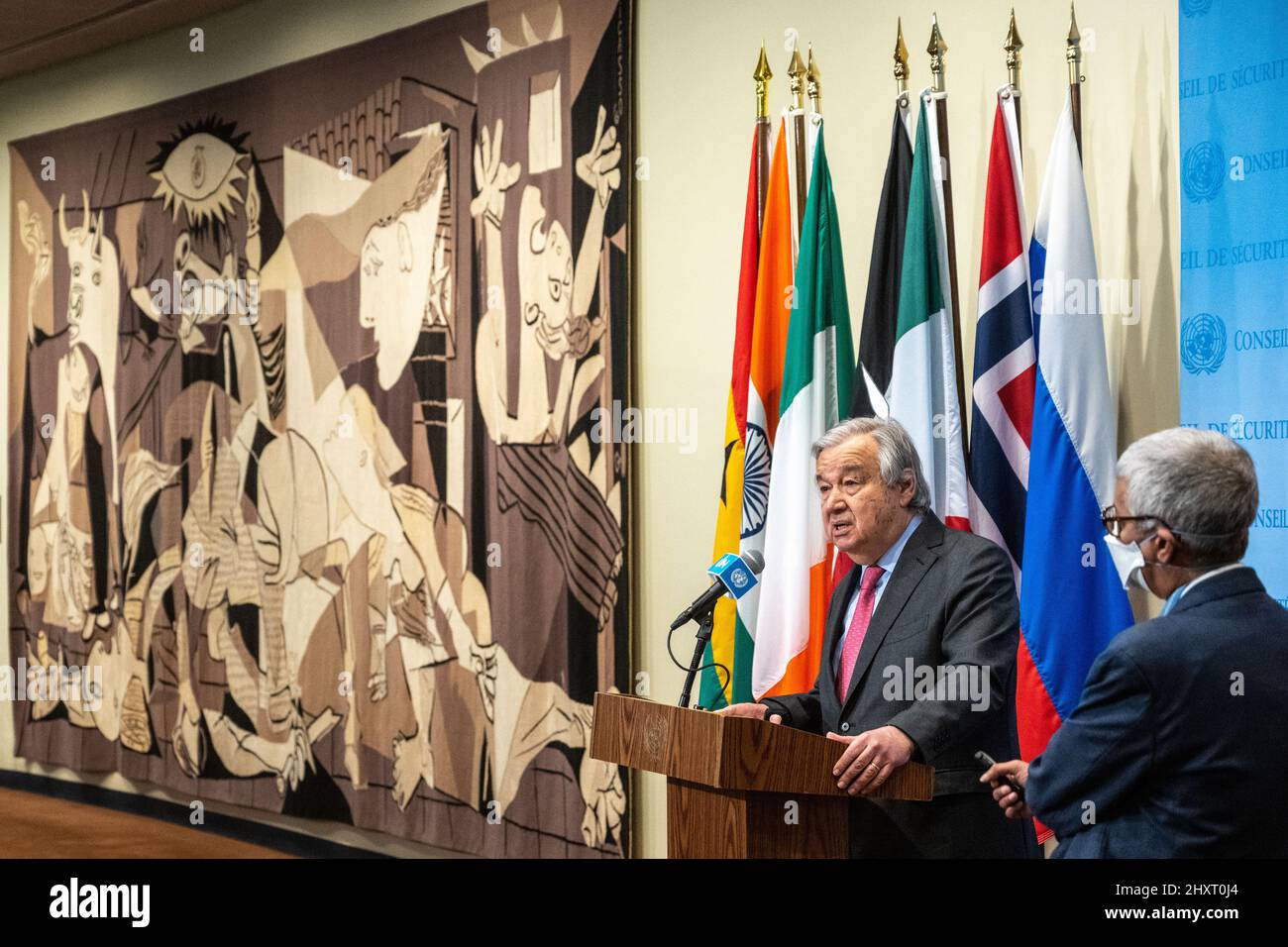 New York, États-Unis. 14th mars 2022. Antonio Guterres, Secrétaire général des Nations Unies, s'entretient avec des journalistes devant une tapisserie anti-guerre représentant la Guernica de Pablo Picasso après une réunion du Conseil de sécurité des Nations Unies au siège de l'ONU à New York. M. Guterres a déclaré qu'il était temps de mettre fin à l'horreur lancée sur le peuple ukrainien et de se mettre sur la voie de la diplomatie et de la paix, et a également souligné que « la perspective d'un conflit nucléaire, autrefois impensable, est maintenant de retour dans le domaine des possibilités », Credit: Shore Enrique/Alay Live News Banque D'Images