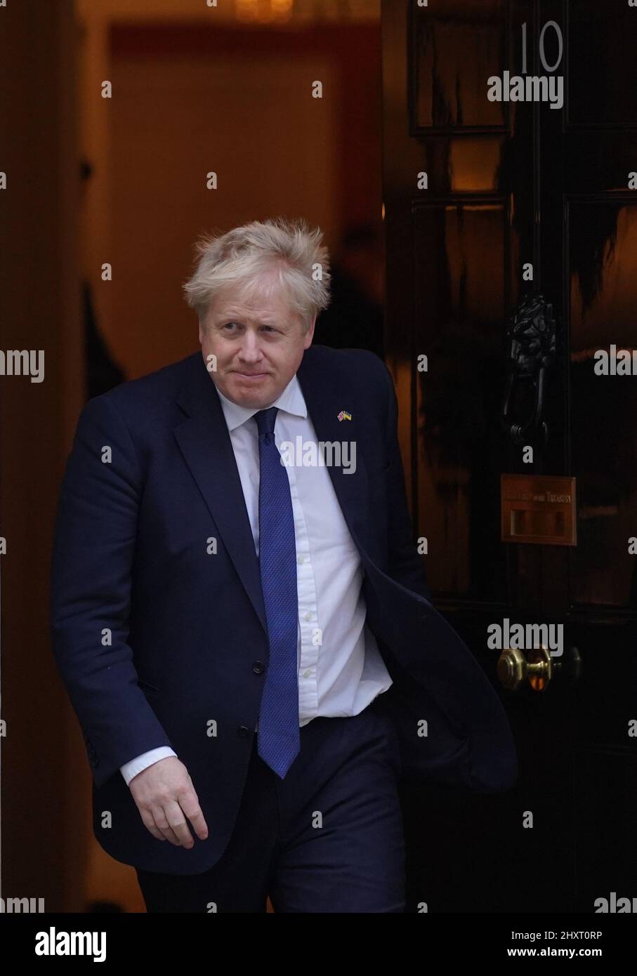 Le Premier ministre Boris Johnson quitte le 10 Downing Street pour accueillir Arturs Krisjanis Karins, Premier ministre letton, avant une réunion bilatérale. Date de la photo: Lundi 14 mars 2022. Banque D'Images
