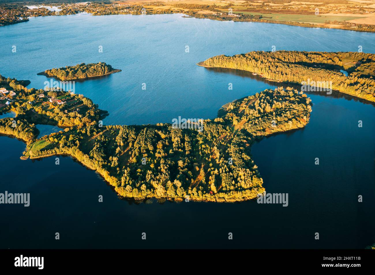 Braslaw ou Braslau, Vitebsk Doblast, Bélarus. Vue aérienne du lac Nedrava, de la forêt verte et du paysage des prés dans le soleil d'automne matin. Vue de dessus de Banque D'Images