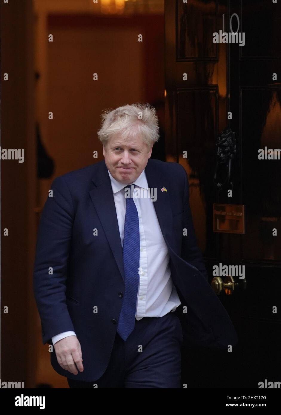 Le Premier ministre Boris Johnson quitte le 10 Downing Street pour accueillir Arturs Krisjanis Karins, Premier ministre letton, avant une réunion bilatérale. Date de la photo: Lundi 14 mars 2022. Banque D'Images