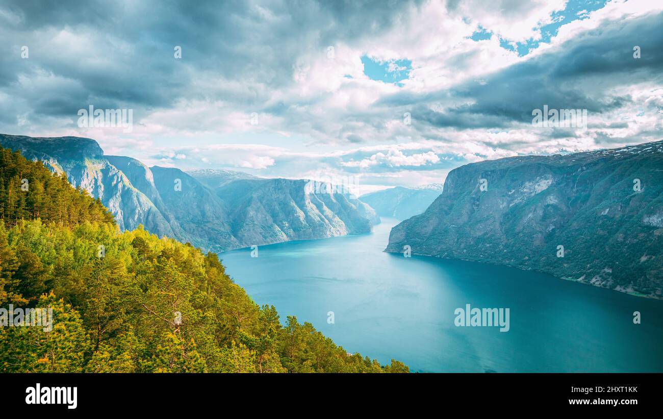 Sogn et Fjordane Fjord, Norvège. Superbe vue panoramique d'été de Sogn og Fjordane. Célèbre site norvégien et destination populaire en été Banque D'Images