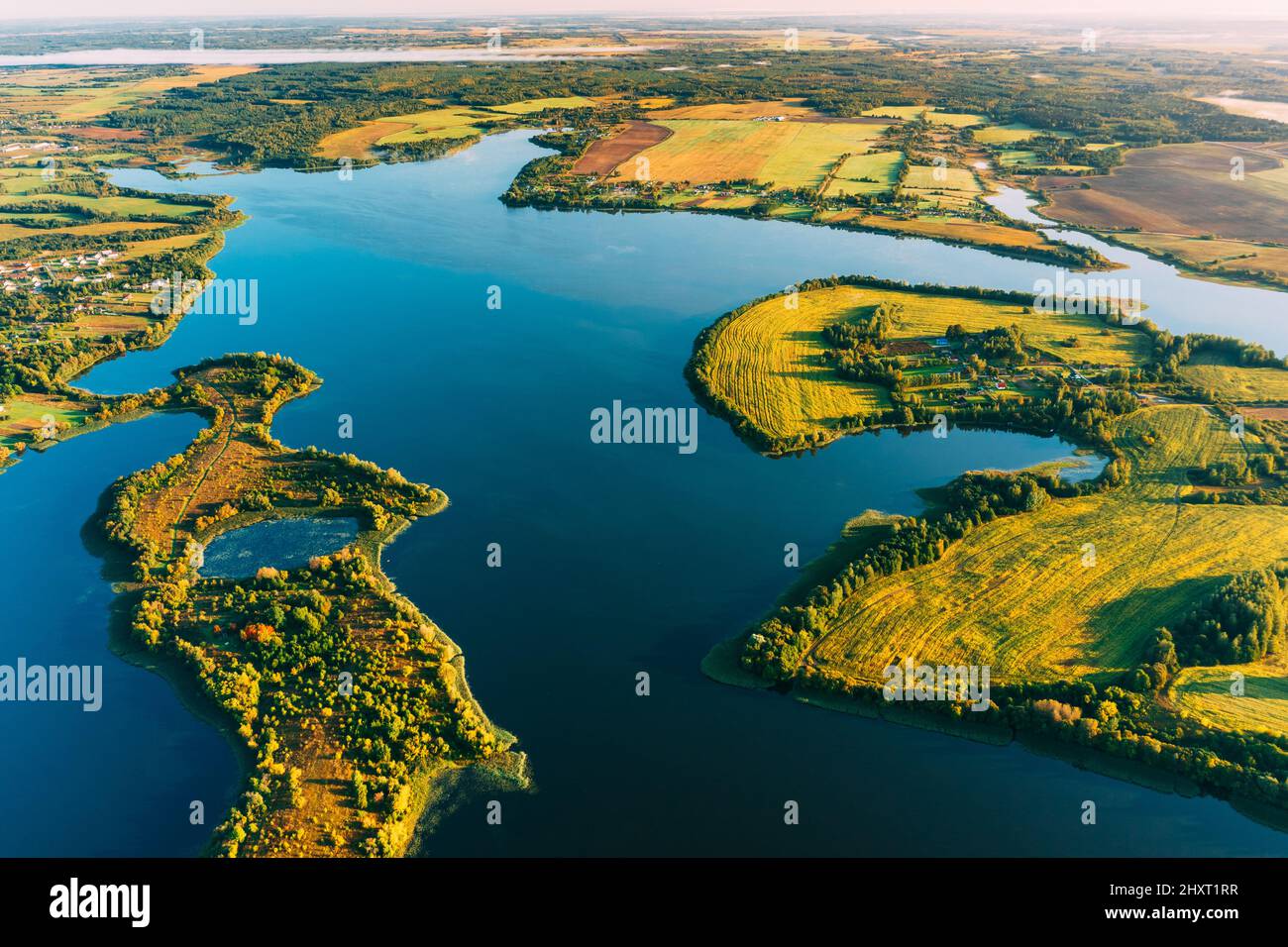 Braslaw ou Braslau, Vitebsk Doblast, Bélarus. Vue aérienne du lac Nedrava, de la forêt verte et du paysage des prés dans le soleil d'automne matin. Vue de dessus de Banque D'Images