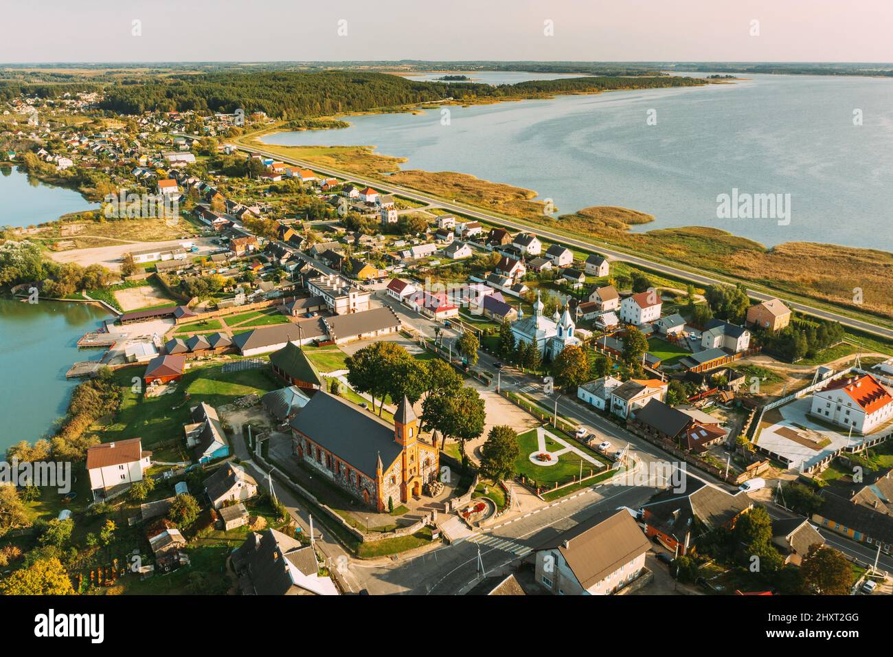 Braslav, district de Braslaw, Vitebsk Oblast, Bélarus. Vue aérienne de l'église de la Nativité de la Vierge Marie et de l'église de l'Assomption Banque D'Images