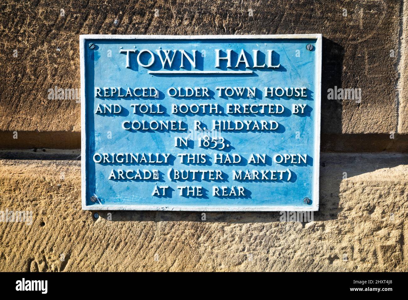 Panneau commémoratif sur le mur de l'hôtel de ville dans la ville géorgienne de Stokesley North Yorkshire enregistre sa construction en 1853 par le col R. Hildyard Banque D'Images