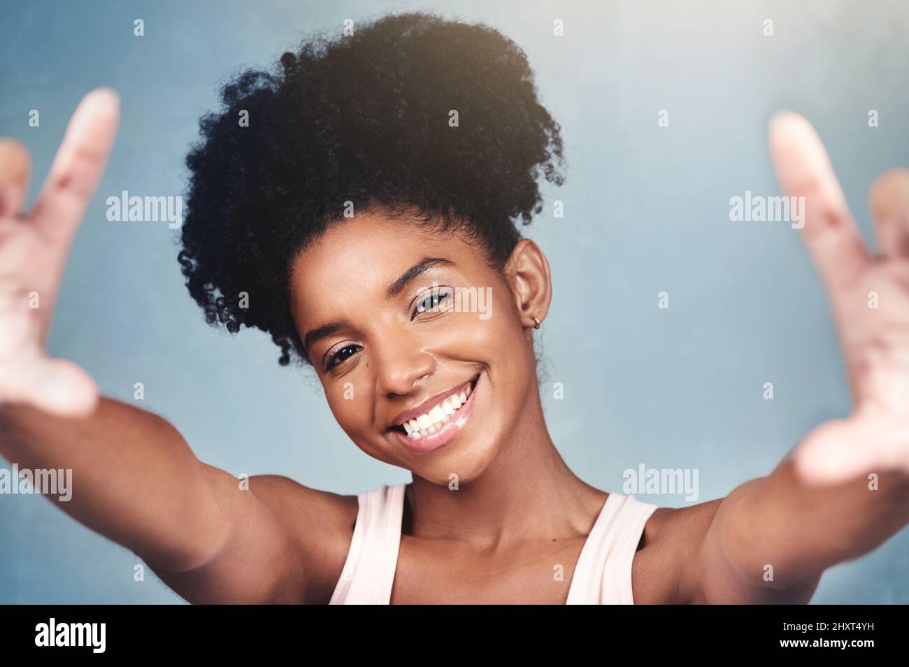 Sachez que vous êtes parfait. Prise de vue rognée d'une belle jeune femme utilisant ses mains pour créer un cadre photo. Banque D'Images