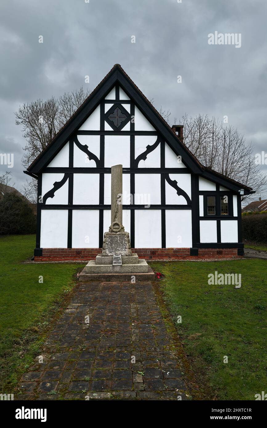 Un premier monument commémoratif de guerre du monde à côté de l'église chrétienne anglaise pittoresque de Saint-Marc, dans le village d'Oldcotes, en Angleterre. Banque D'Images