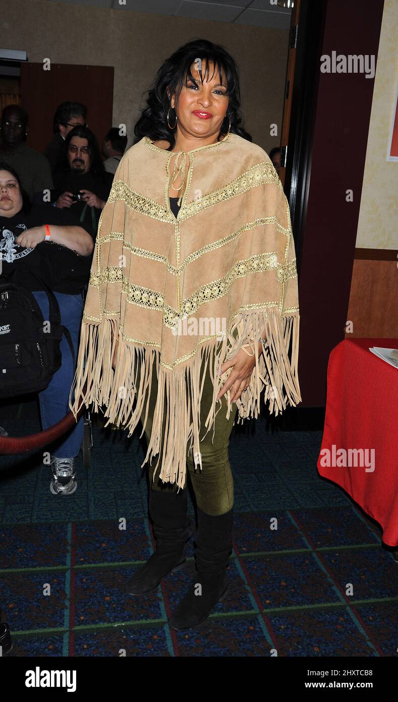 PAM Grier au Hollywood Show 2011 qui s'est tenu au Burbank Airport Marriott Hotel & Convention Center à Burbank, CA. Banque D'Images