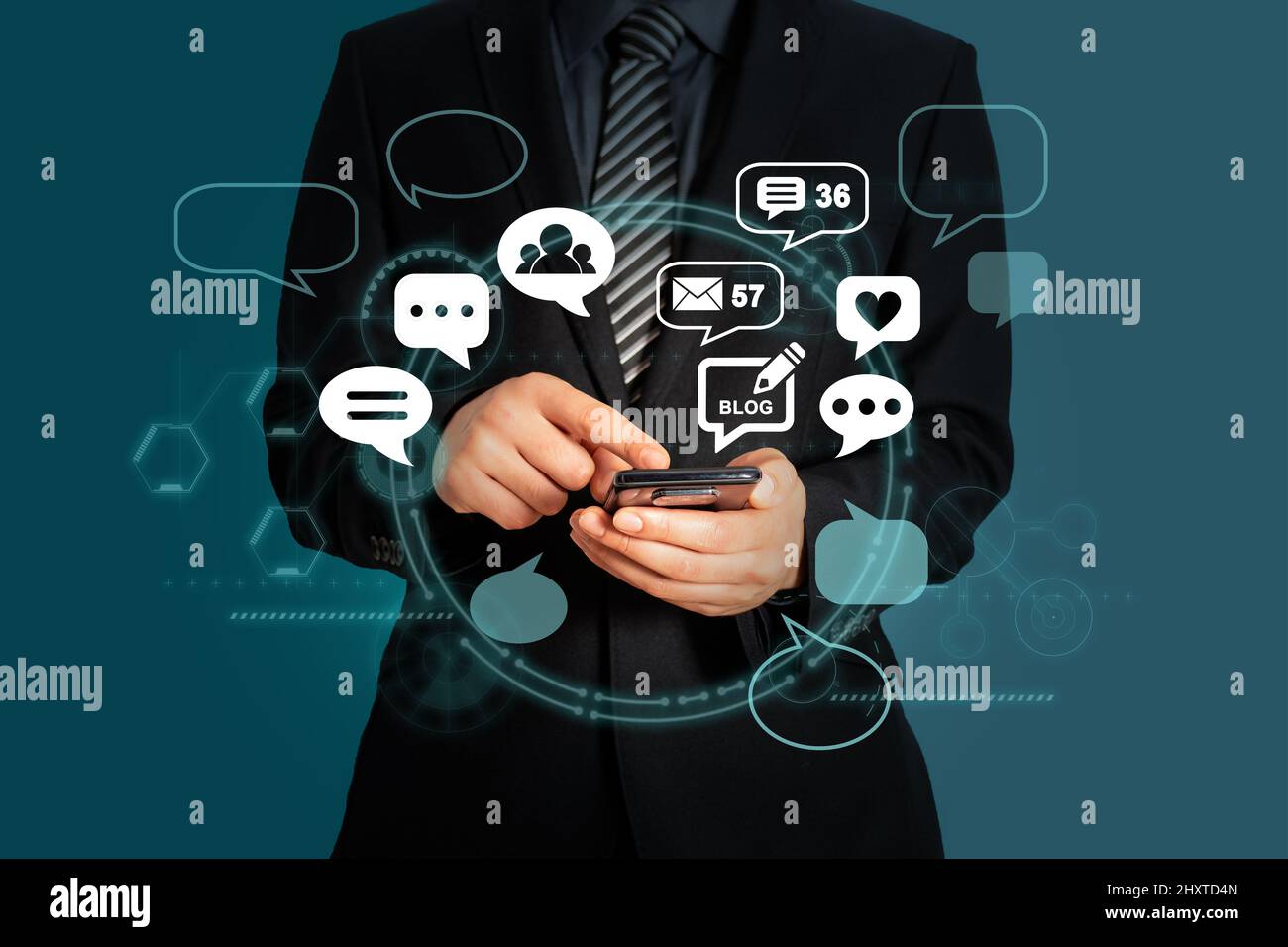 Homme d'affaires tenant un téléphone avec image numérique composite du texte de blog avec des icônes Banque D'Images