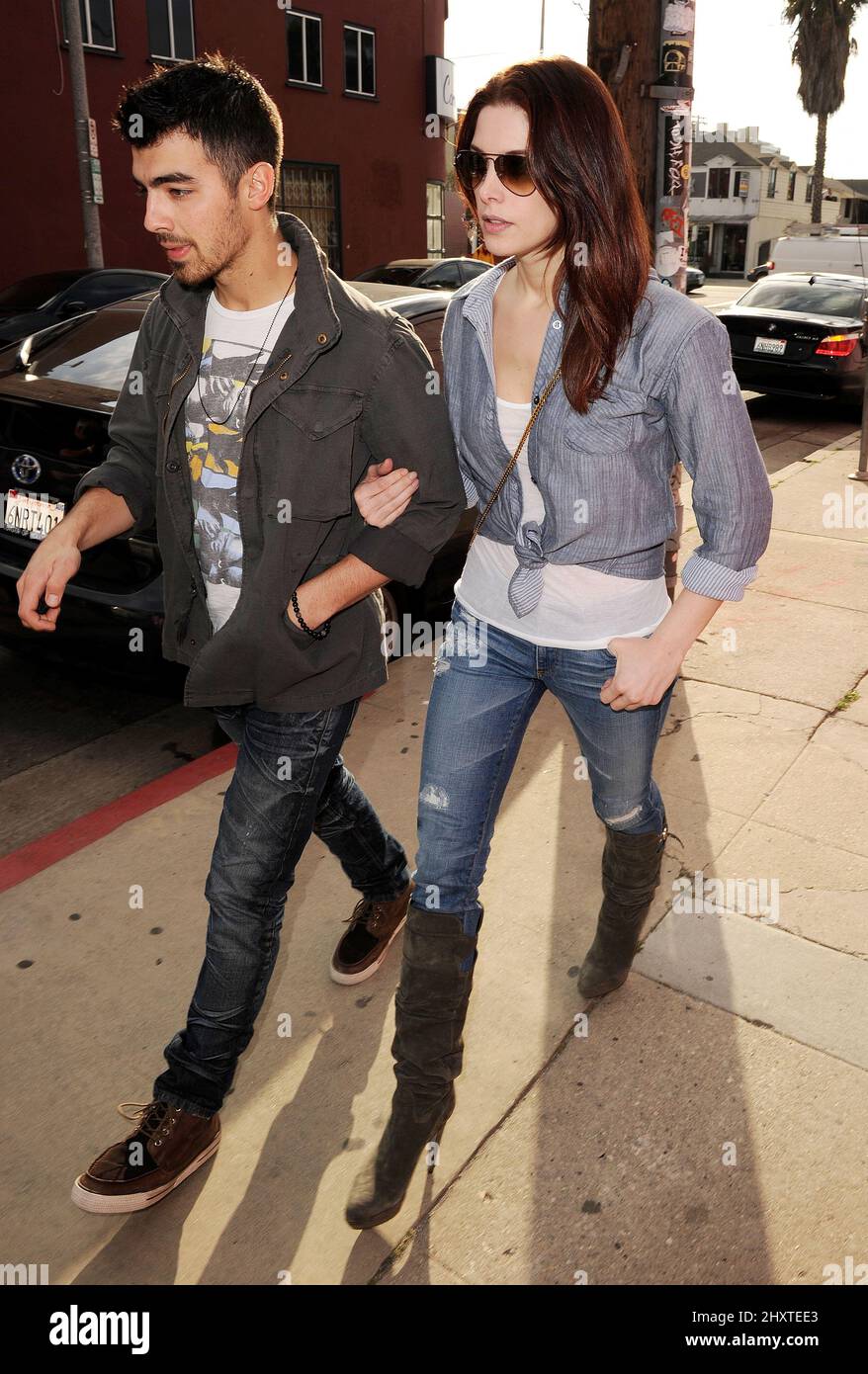 Joe Jonas et Ashley Greene sont vus à Los Angeles, aux États-Unis. Banque D'Images