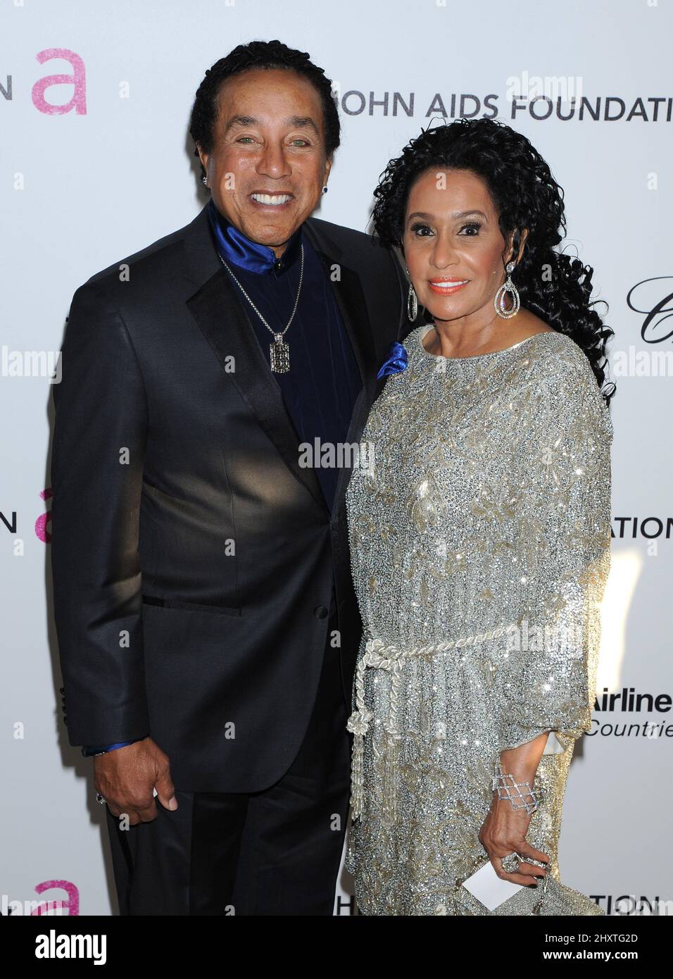 Smokey Robinson et Frances Glandney lors de la soirée annuelle 19th des Elton John AIDS Foundation Academy Awards au Pacific Design Center 'Outdoor Plaza', Hollywood, Californie Banque D'Images