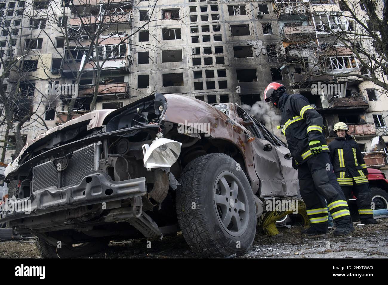 Kiev, Ukraine. 14th mars 2022. Des pompiers travaillent pour nettoyer les gravats et éteindre un incendie près d'un bâtiment qui a été lourdement endommagé par une fusée russe dans le cadre de l'invasion de l'Ukraine par la Russie dans le district d'Obolon près de Kiev, Ukraine, le lundi 14 mars 2022. Photo de Vladyslav Musiienko/UPI crédit: UPI/Alay Live News Banque D'Images