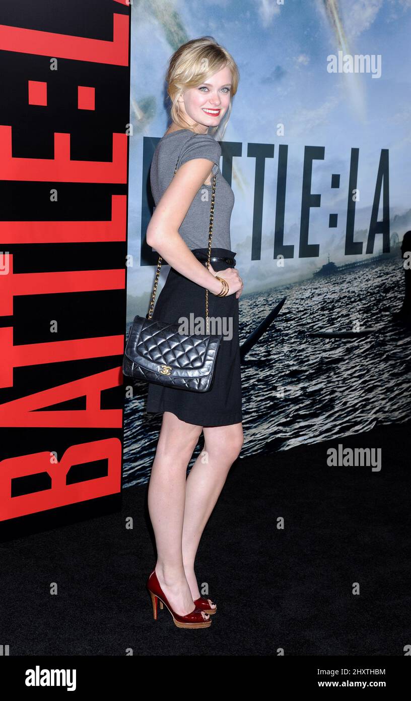 Sara Paxton assiste à la première « Battle: Los Angeles » qui s'est tenue au Regency Village Theatre de Los Angeles, aux États-Unis. Banque D'Images