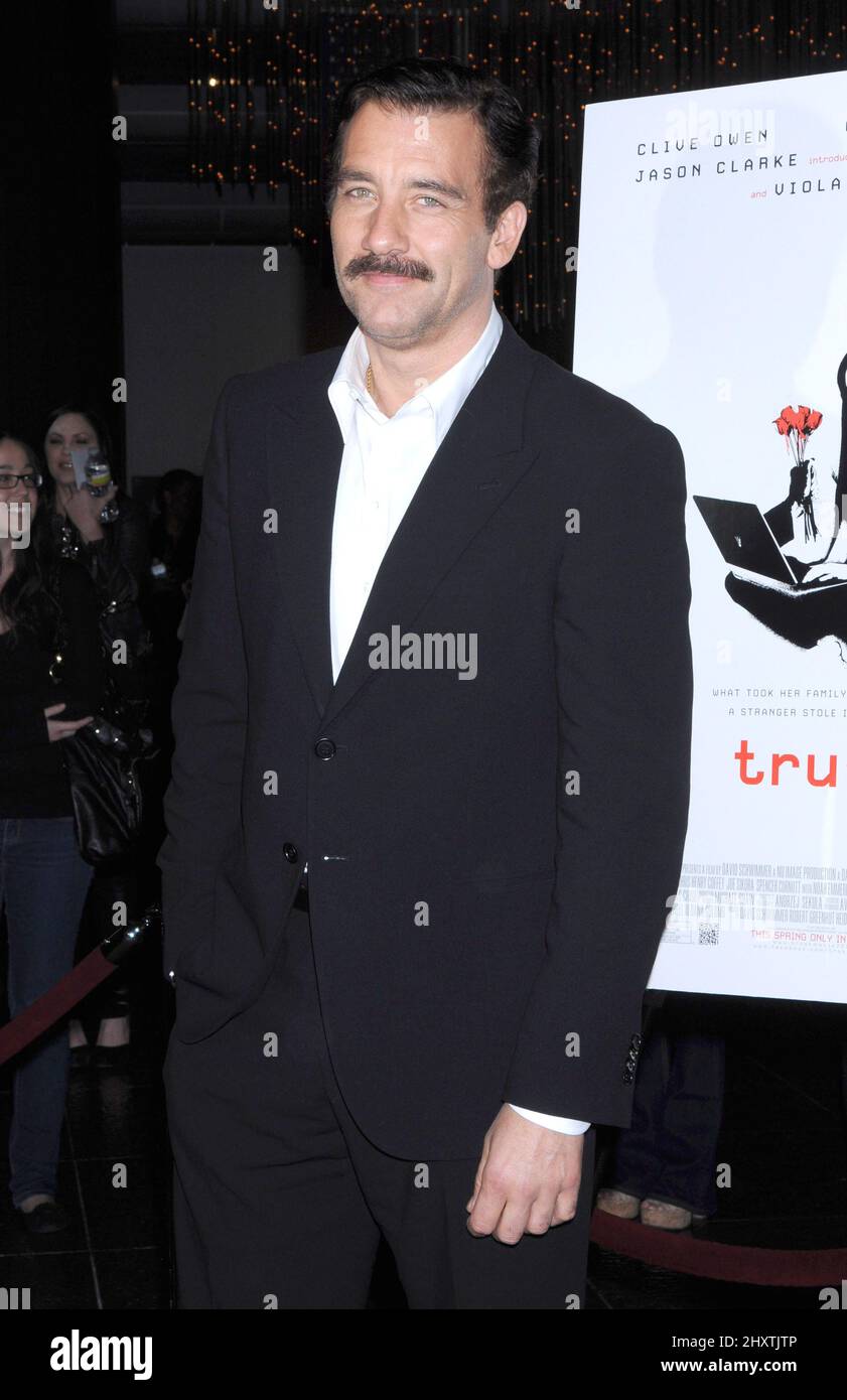 Clive Owen lors de la projection « Trust » à Los Angeles, tenue à la Director's Guild of America, Los Angeles Banque D'Images