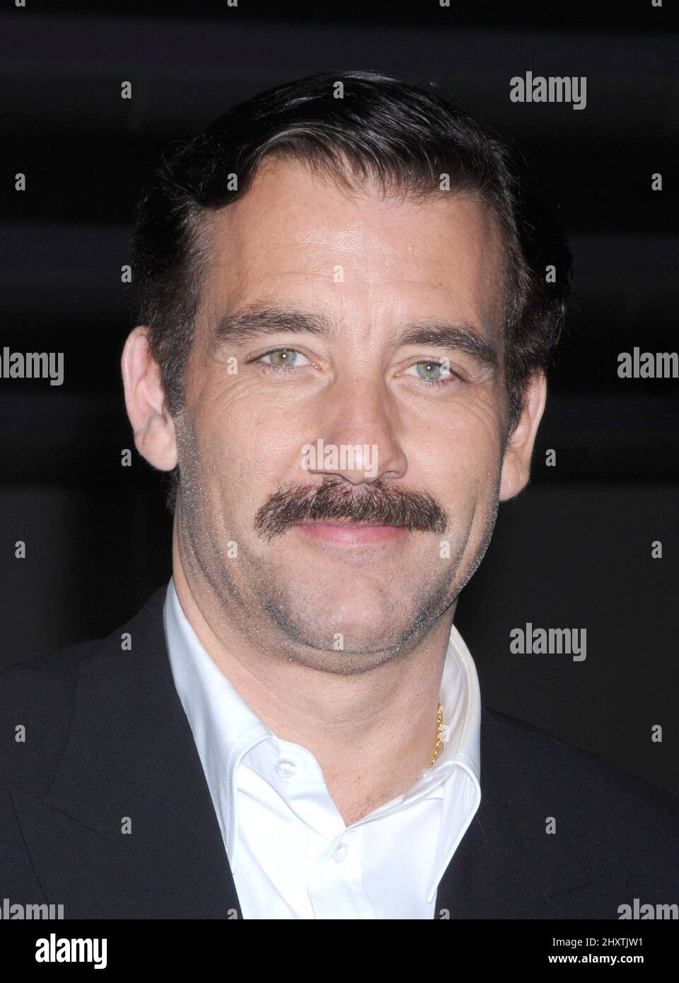 Clive Owen lors de la projection « Trust » à Los Angeles, tenue à la Director's Guild of America, Los Angeles Banque D'Images