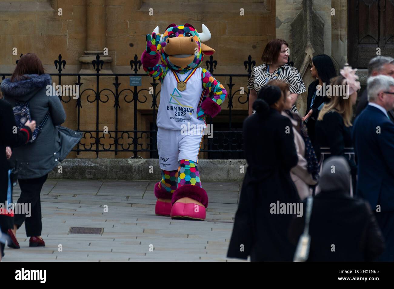 Londres, Royaume-Uni. 14 mars 2022. Perry, la mascotte officielle des Jeux du Commonwealth de 2022 à Birmingham, accueille les invités du Commonwealth Service à l'abbaye de Westminster qui a lieu depuis 1972 et célèbre les peuples et les cultures des 54 nations du Commonwealth. La Reine, qui s'est récemment remise de Covid-19, n'y était pas présente et le prince de Galles l'a représentée. Credit: Stephen Chung / Alamy Live News Banque D'Images