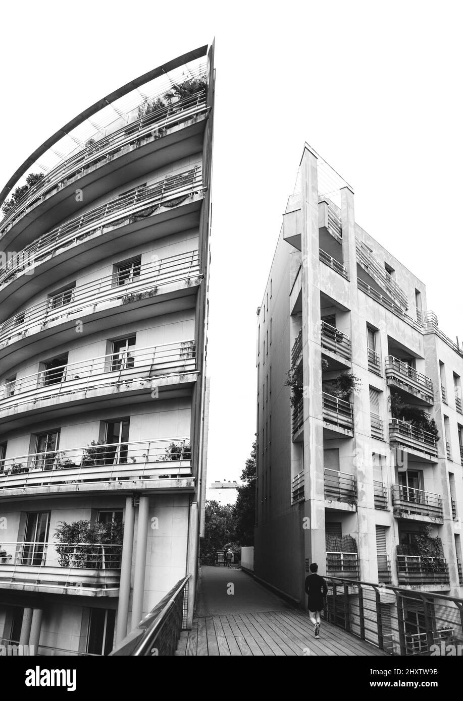 PARIS, FRANCE - 14 JUIN 2018 : homme traversant le bâtiment coupé en deux parties, au bout de la promenade Viaduc des Arts, avenue Daumesnil in12th Banque D'Images