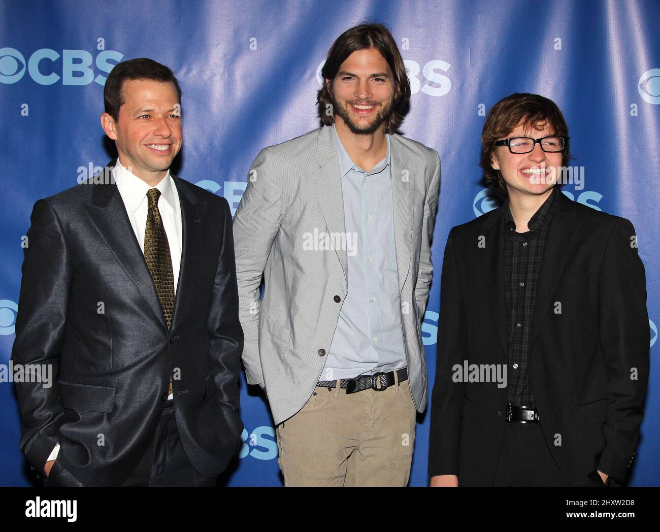 Jon Cryer, Ashton Kutcher et Angus T. Jones à l'avant-plan de la CBS 2011, au Lincoln Center, New York. Banque D'Images