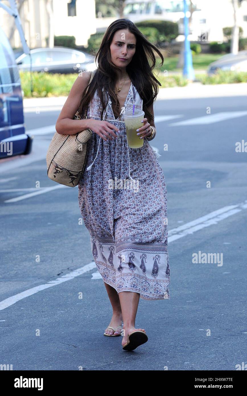 Jordana Brewster saisit une boisson de Coffee Bean à Los Angeles. Banque D'Images