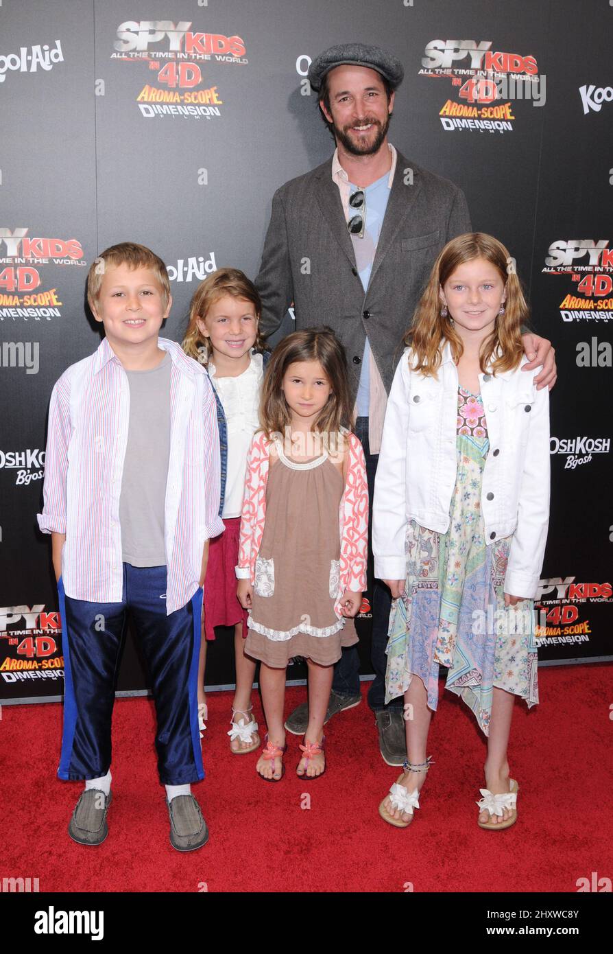 Noah Wyle, son Owen, fille Auden et nièces à la première mondiale « Spy