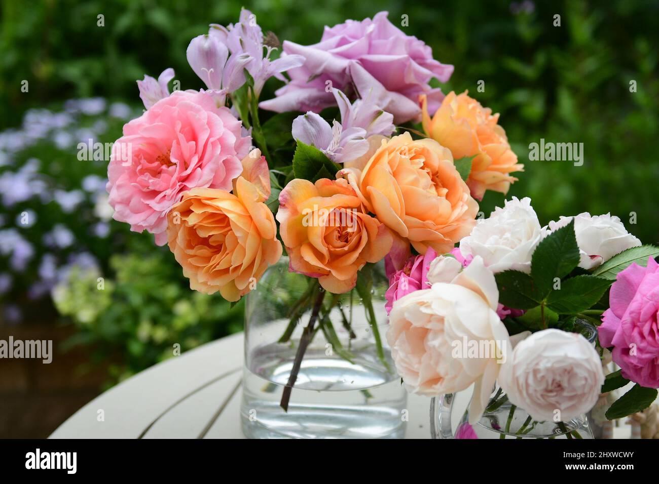 Gros plan d'un beau bouquet de roses anglaises dans un vase Banque D'Images
