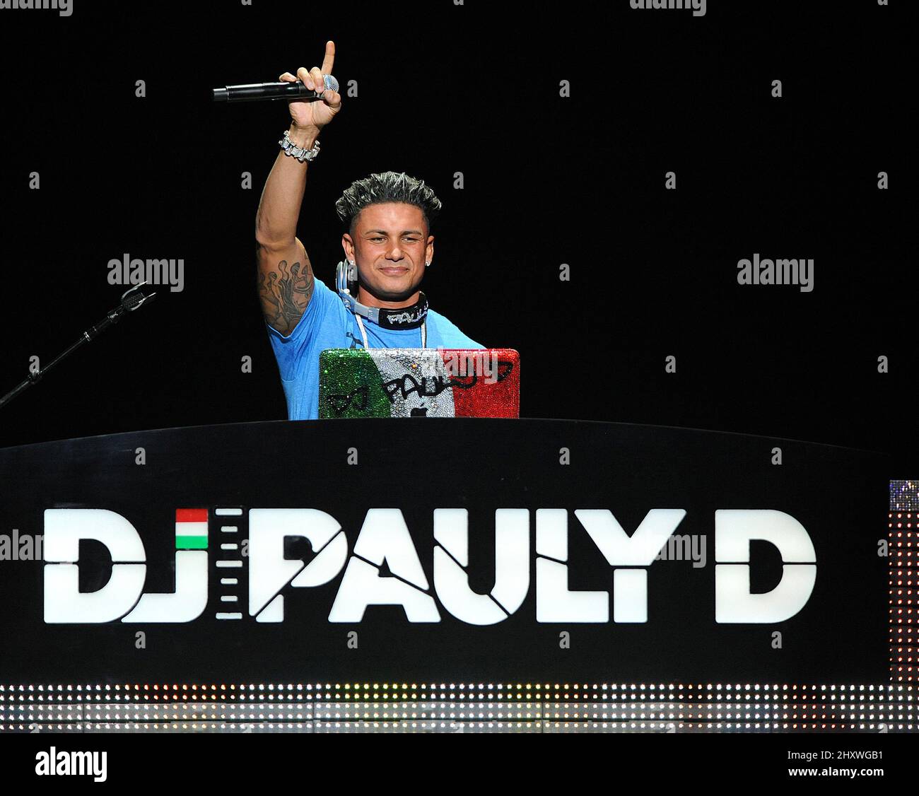 DJ Pauly D exécute un DJ en direct pendant la Femme Fatale Tour 2011 à Raleigh, en Caroline du Nord Banque D'Images