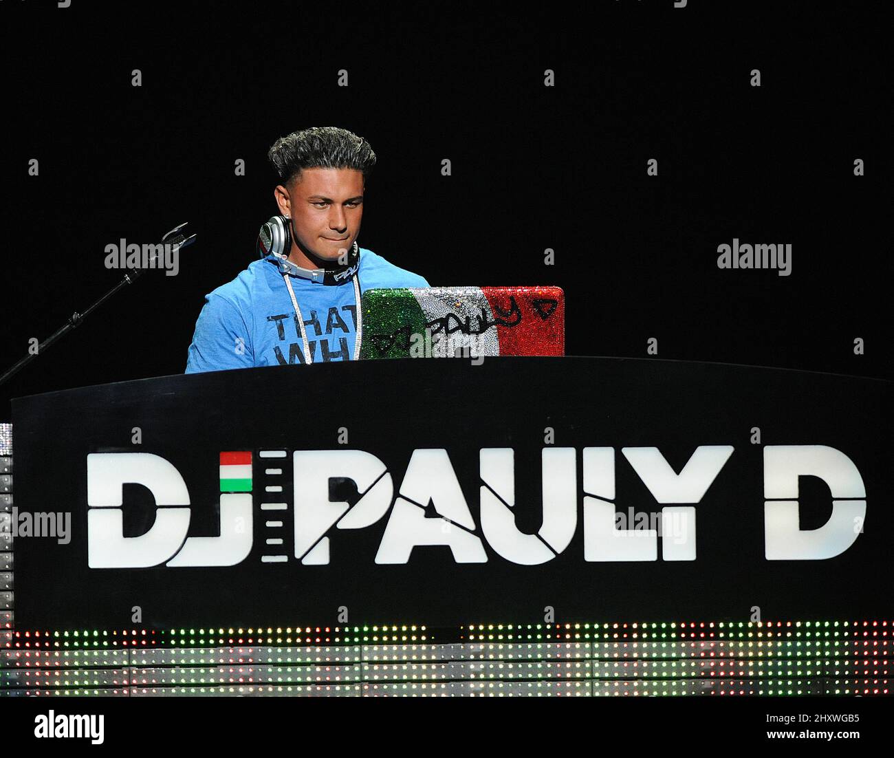 DJ Pauly D exécute un DJ en direct pendant la Femme Fatale Tour 2011 à Raleigh, en Caroline du Nord Banque D'Images