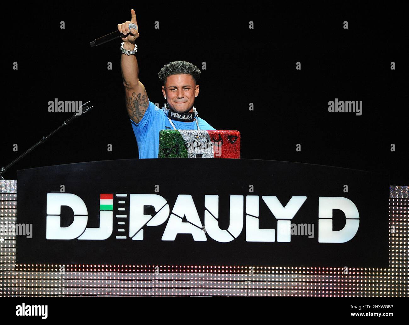 DJ Pauly D exécute un DJ en direct pendant la Femme Fatale Tour 2011 à Raleigh, en Caroline du Nord Banque D'Images