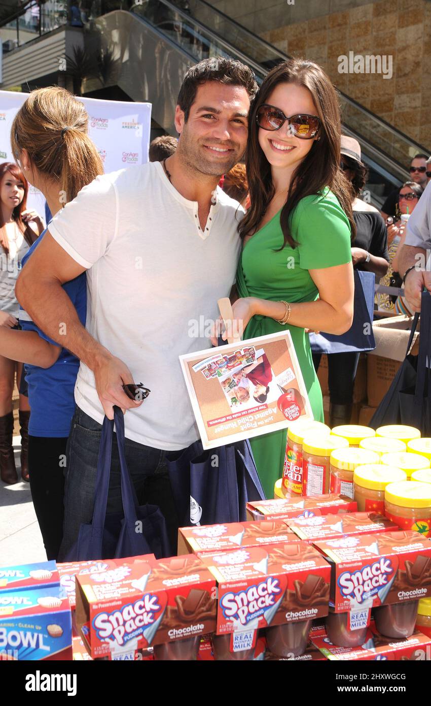 Jordi Vilasuso et Kaitlin Riley lors du lancement de la campagne « Child Hunger ends here » de ConAgra Foods au Hollywood & Highland Center, Californie Banque D'Images