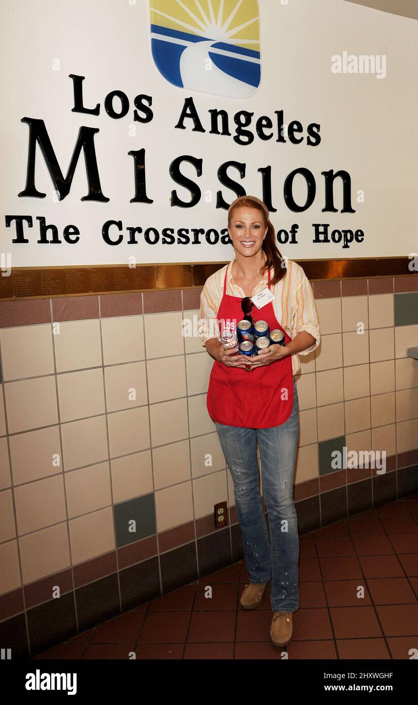 Angie Everhart lors de la fête de fin d'été de l'année anniversaire 75th de la mission de Los Angeles qui s'est tenue sur Skid Row, en Californie Banque D'Images