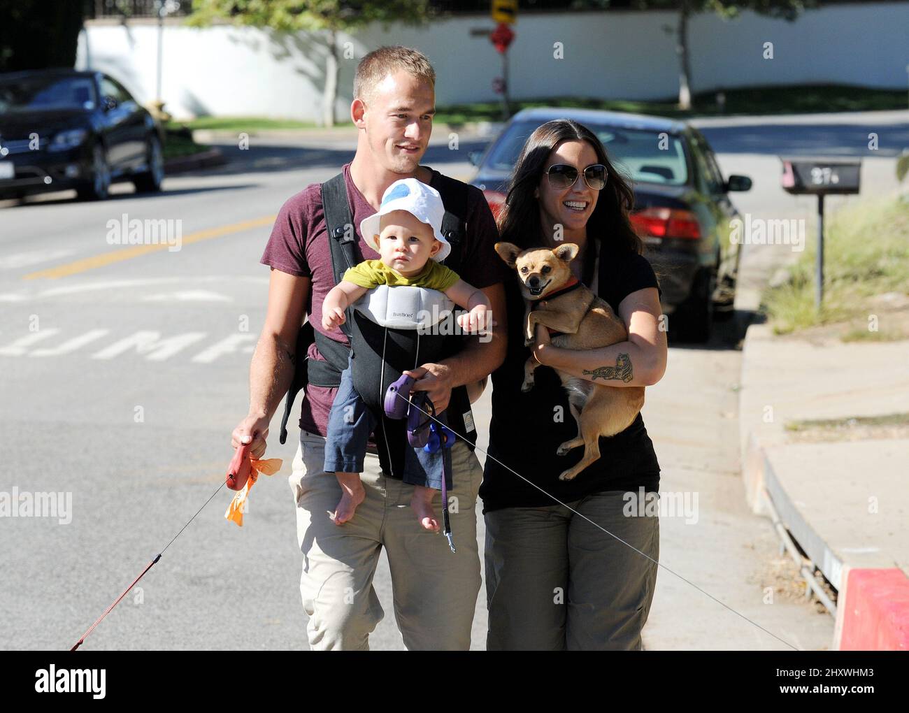 Alanis Morissette, le mari Mario Treadway et son fils sont toujours vus à Brentwood, en Californie Banque D'Images