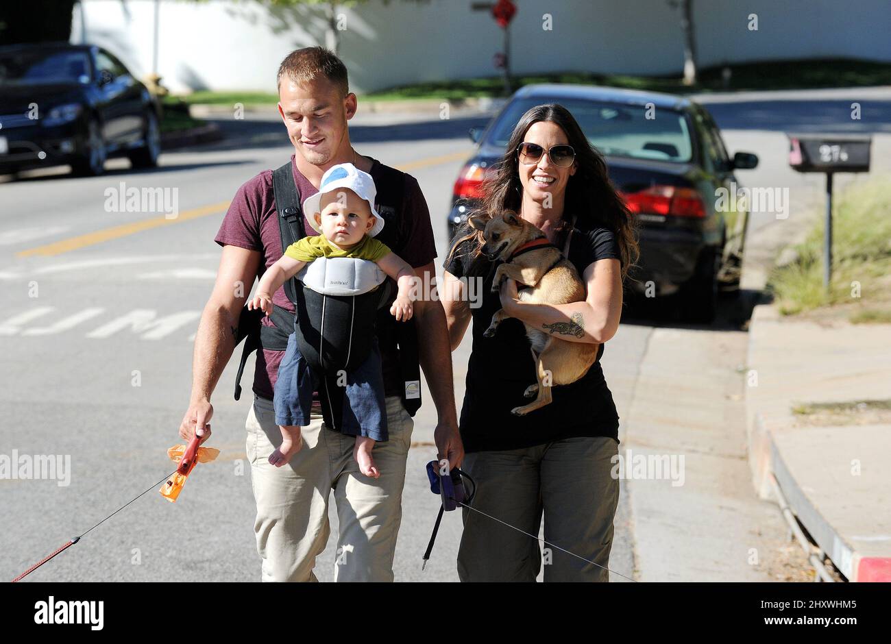 Alanis Morissette, le mari Mario Treadway et son fils sont toujours vus à Brentwood, en Californie Banque D'Images