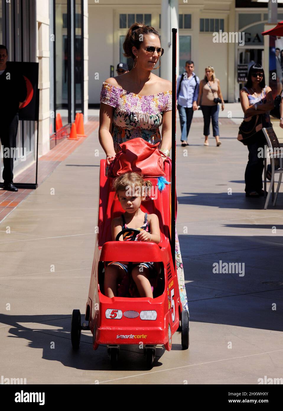 Jessica Alba et sa fille honorent Marie Go shopping au Century Plaza Mall de Santa Monica, CA. Banque D'Images