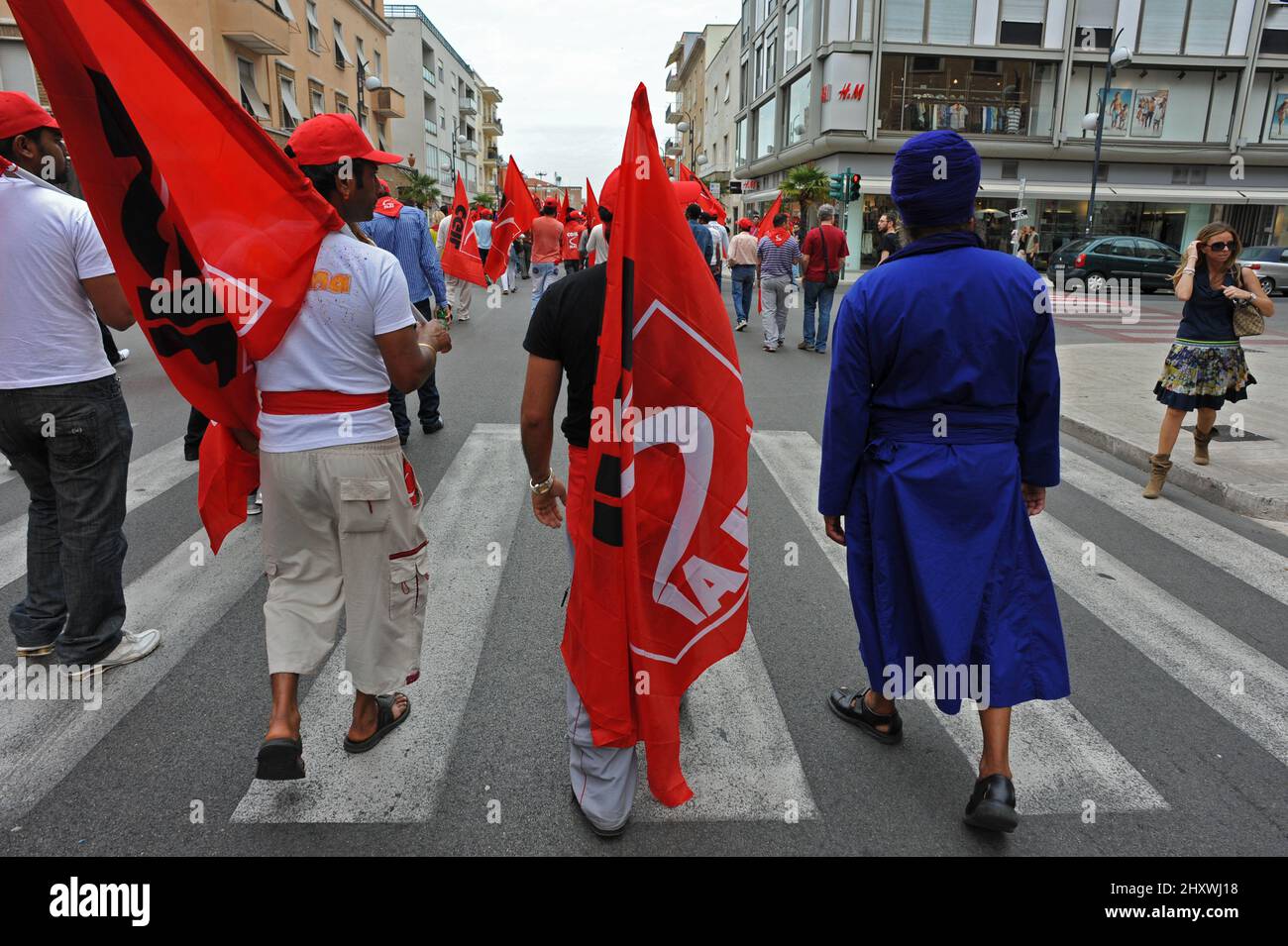 Latina, Italie 29/05/2010: Pour la première fois dans notre pays, la représentation d'une communauté entière d'immigrants, principalement des travailleurs agricoles sikhs indiens, grève sous la bannière du syndicat CGIL-Flai pour exiger justice, dignité et égalité des droits. © Andrea Sabbadini Banque D'Images