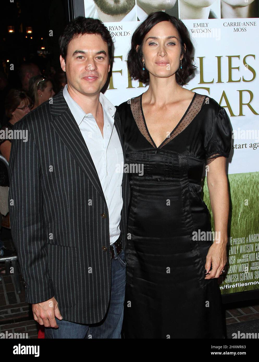 Carrie-Anne Moss et son mari Steven Roy lors de la première « Firefilies in the Garden » de Los Angeles, qui s'est tenue au Pacific Theatre à The Grove, en Californie Banque D'Images