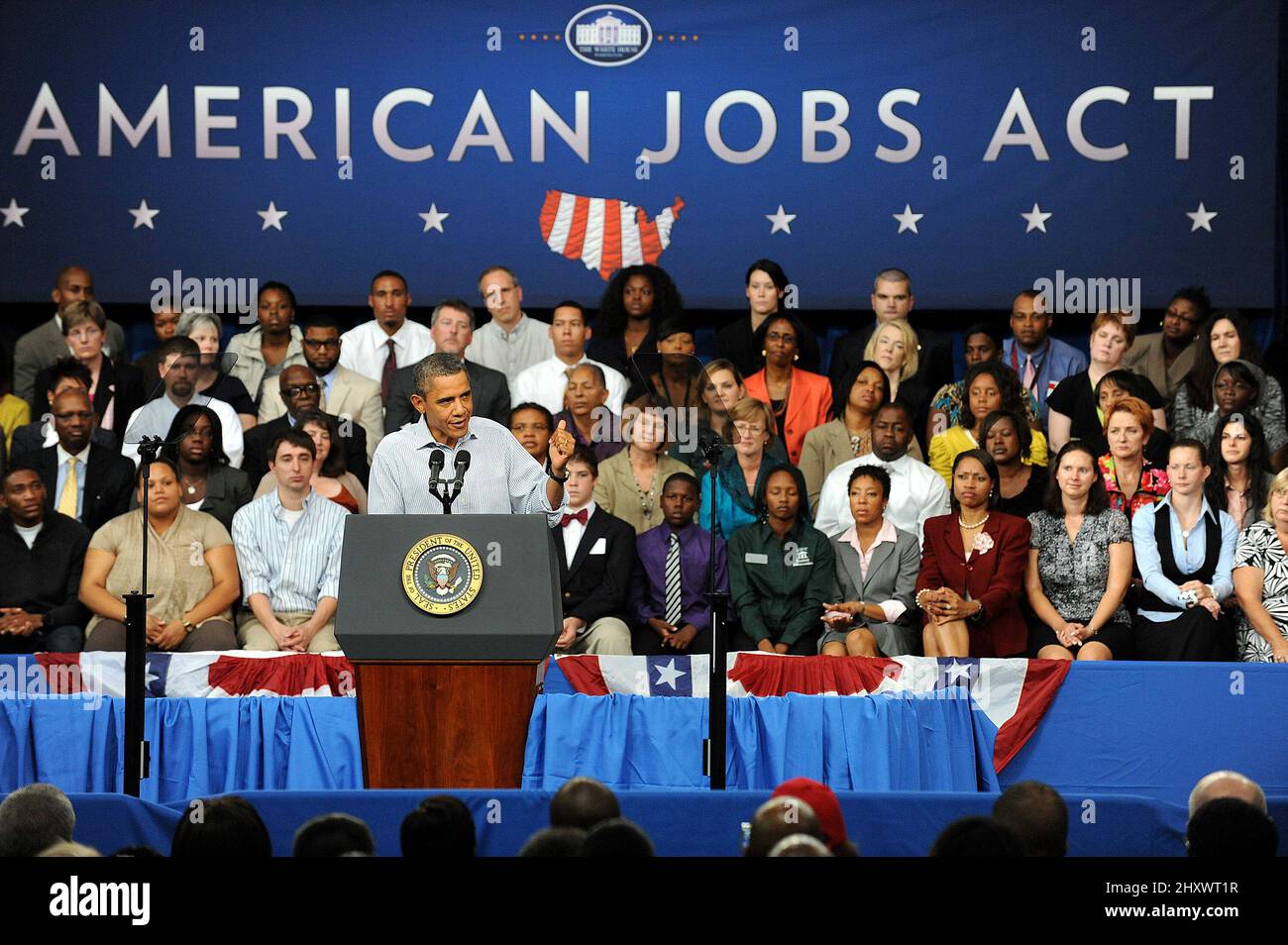 Le président Barack Obama discute de l'American Jobs Act comme il l'est le deuxième jour de sa tournée de trois jours en bus à travers la Caroline du Nord et la Virginie au YMCA Mary Perry Ragsdale sur le campus du Guilford Technical Community College Banque D'Images