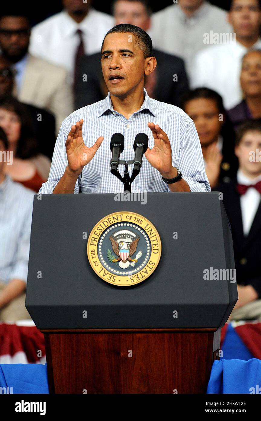 Le président Barack Obama discute de l'American Jobs Act comme il l'est le deuxième jour de sa tournée de trois jours en bus à travers la Caroline du Nord et la Virginie au YMCA Mary Perry Ragsdale sur le campus du Guilford Technical Community College Banque D'Images
