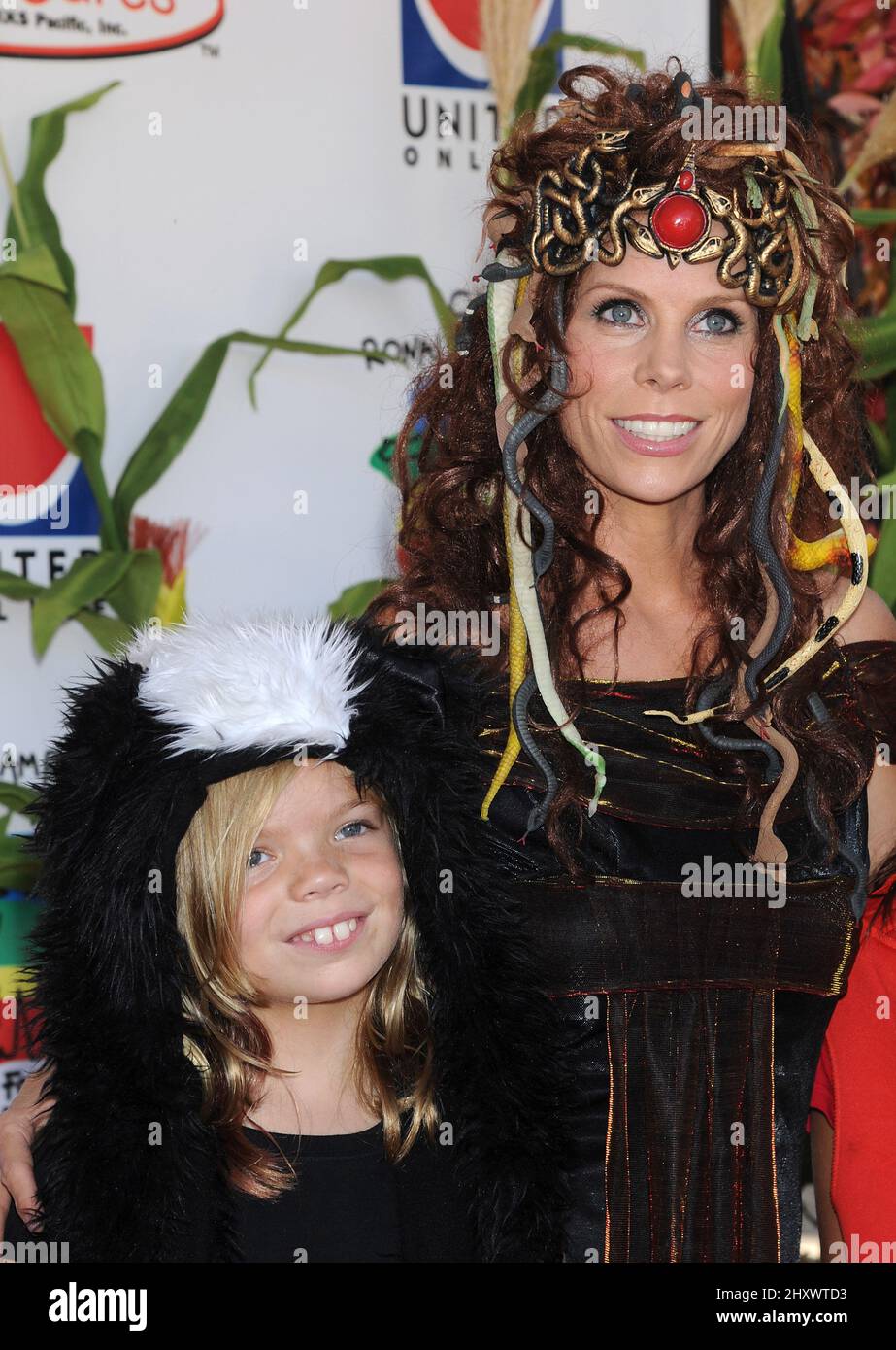 Cheryl Hines et sa fille Catherine lors du Camp annuel Ronald McDonald pour les bons moments du Carnaval d'Halloween 19th qui s'est tenu dans l'arrière-plan Universal Studios, en Californie Banque D'Images