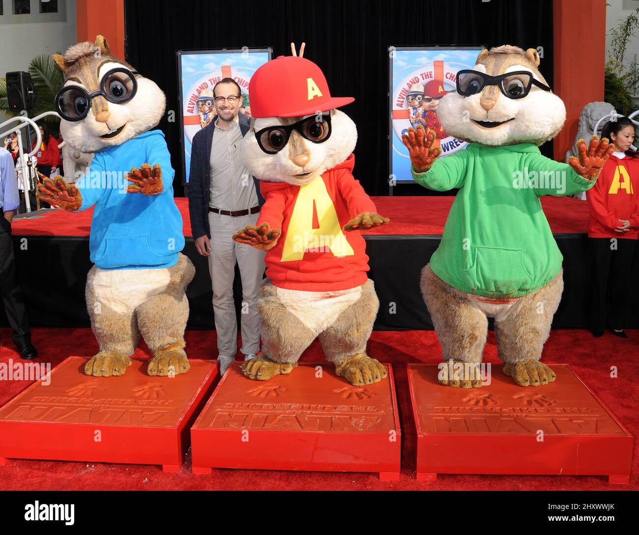 Jason Lee avec Alvin et les Chipmucks lors de la cérémonie de main et d'empreinte des Alvin et Chipmucks au Grauman's Chinese Theatre à Hollywood, Californie. Banque D'Images