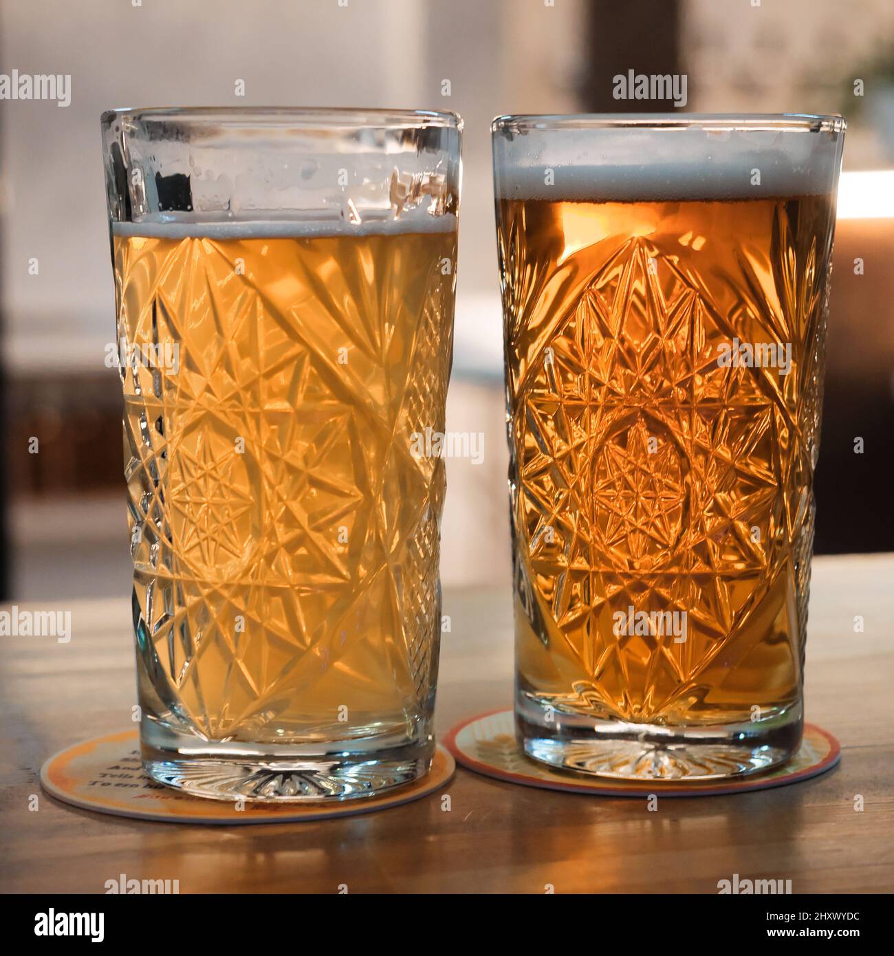 Deux verres de bière stans sur un comptoir en bois au bar. Deux verres de bière. Banque D'Images