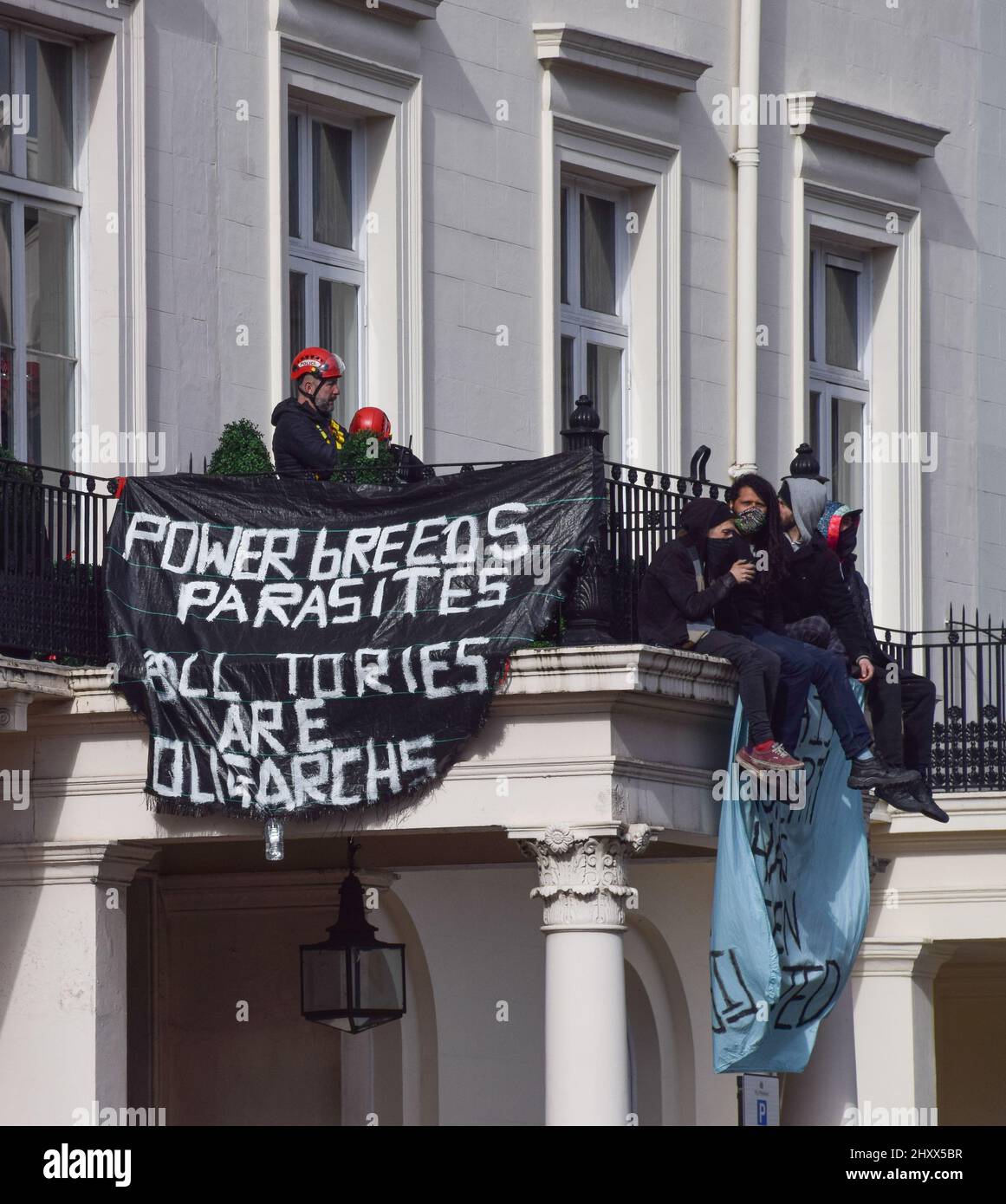 Londres, Royaume-Uni. 14th mars 2022. La police entre dans le bâtiment pour convaincre les manifestants de quitter les locaux les activistes ont occupé un manoir sur la place Belgrave appartenant à l'oligarque russe Oleg Deripaska, pour protester contre l'attaque en cours de la Russie sur l'Ukraine. Credt: Vuk Valcic/Alamy Live News Banque D'Images