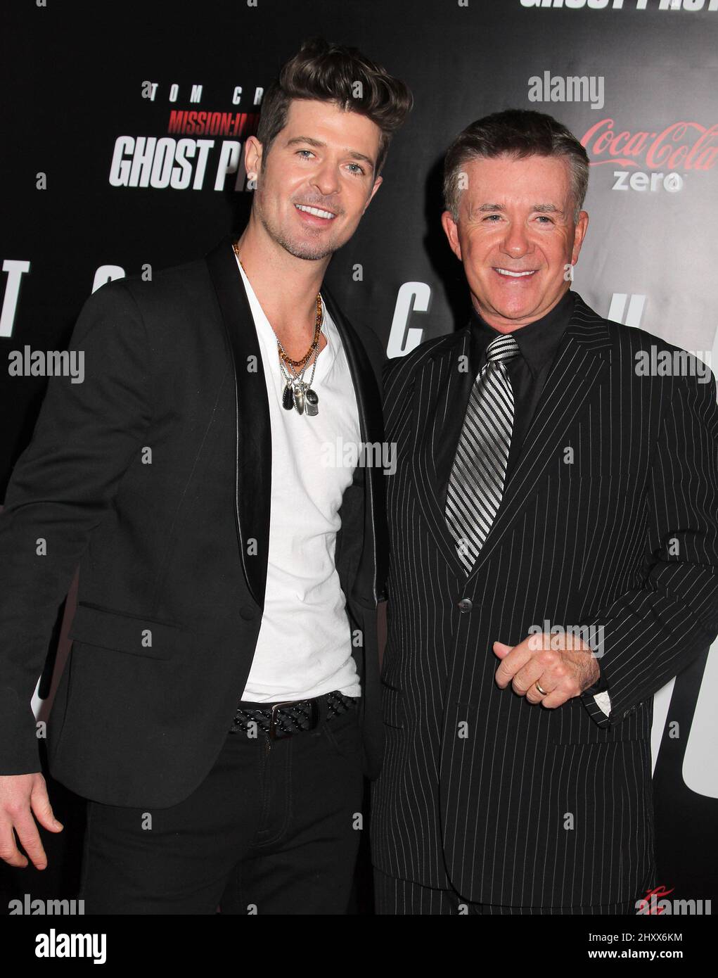 Robin Thicke et Alan Thicke assistent à la première 'la mission : impossible - Protocole fantôme' au théâtre Ziegfeld à New York. Banque D'Images
