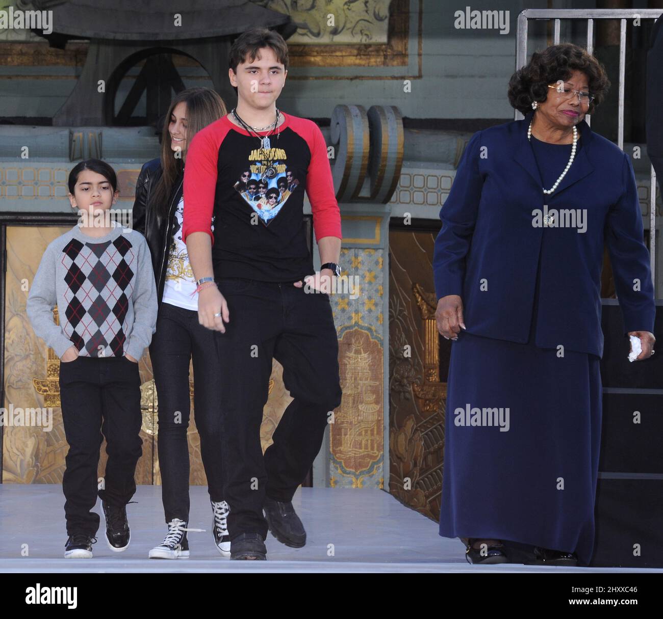Blanket Jackson, Paris Jackson, Prince Jackson et Katherine Jackson sur scène tandis que le domaine de Michael Jackson célèbre le « roi de la pop » avec une cérémonie de main et empreinte au Grauman's Chinese Theatre de Los Angeles, États-Unis. Banque D'Images
