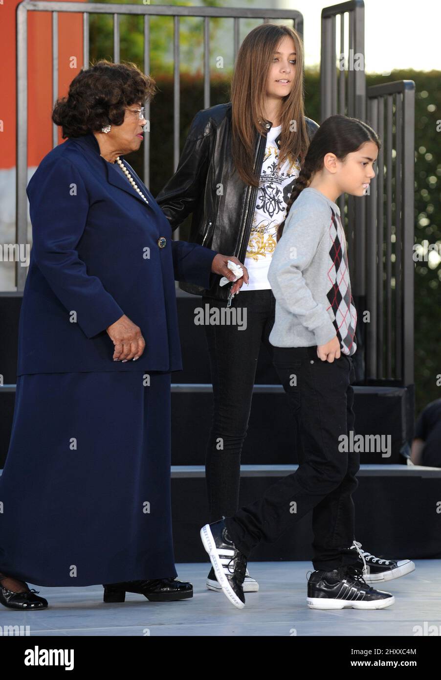 Jackie Jackson et Paris Jackson lors d'une cérémonie en l'honneur de feu Michael Jackson avec des empreintes de main et de pied en ciment, tenue au théâtre chinois de Grauman, le 26 janvier 2012, à Los Angeles. Banque D'Images