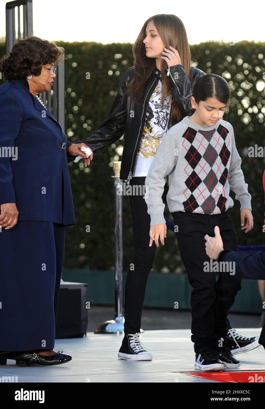 Jackie Jackson et Paris Jackson lors d'une cérémonie en l'honneur de feu Michael Jackson avec des empreintes de main et de pied en ciment, tenue au théâtre chinois de Grauman, le 26 janvier 2012, à Los Angeles. Banque D'Images