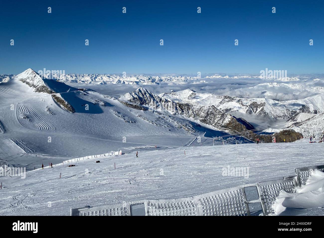 Vue panoramique sur la région de ski autrichienne du glacier de Hintertux dans la région du Tyrol contre le ciel bleu Banque D'Images