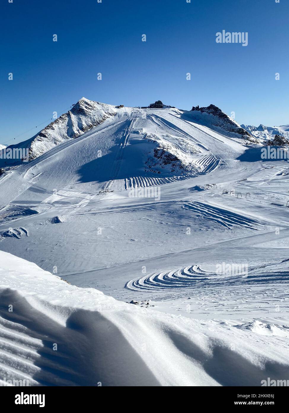 Vue panoramique sur la région de ski autrichienne du glacier de Hintertux dans la région du Tyrol contre le ciel bleu Banque D'Images