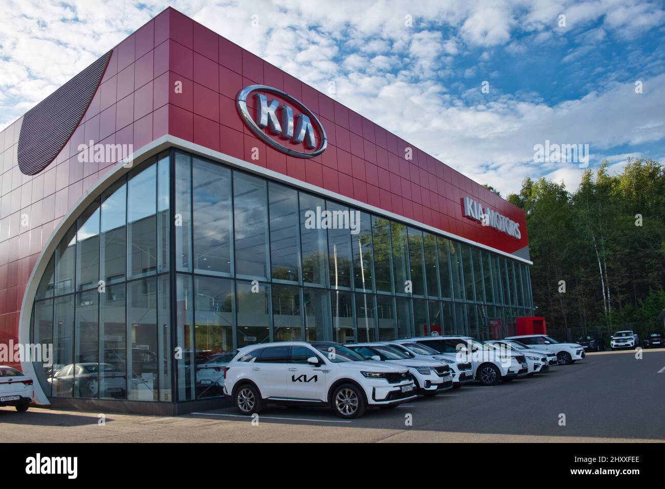 Région de Moscou, Russie - septembre 2021 : construction du centre de vente et de service de voitures KIA MOTORS. Logo KIA et texte KIA MOTORS dans la salle d'exposition des voitures. Banque D'Images
